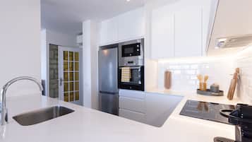 Frigorífico, microondas, horno y lavavajillas