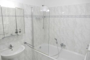Haartrockner, Handtücher, Toilettenpapier