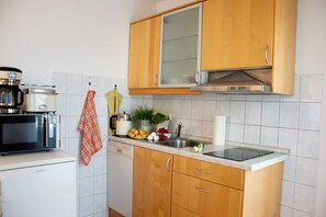 Kühlschrank, Mikrowelle, Geschirrspüler, Hochstuhl