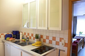 Kühlschrank, Mikrowelle, Geschirrspüler, Hochstuhl