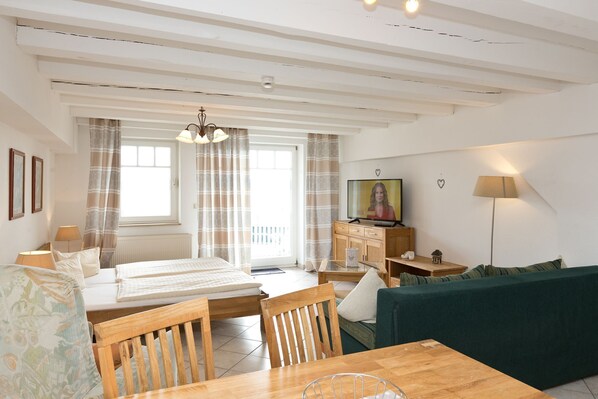 Unclassified image, 1 of 18, button - Kietzspeicher App. 05 (Waren (Müritz))