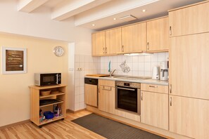 Kühlschrank, Mikrowelle, Ofen, Geschirrspüler