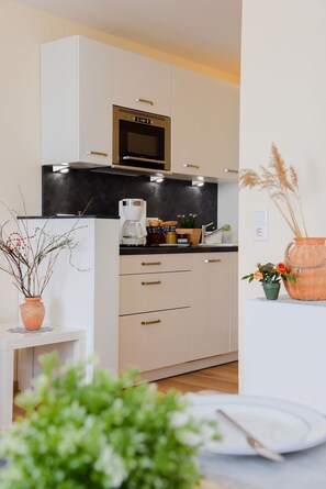 Køleskab, mikrobølgeovn, opvaskemaskine