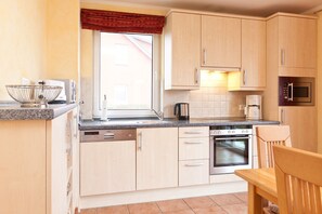 Geladeira, micro-ondas, fogão, lava-louças