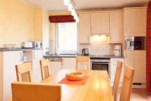 Geladeira, micro-ondas, fogão, lava-louças