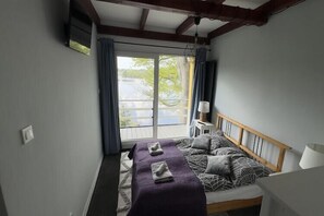 2 bedrooms, free WiFi, bed sheets - Holiday Home on Lake Marchowo with Terrace (Koleczkowo)