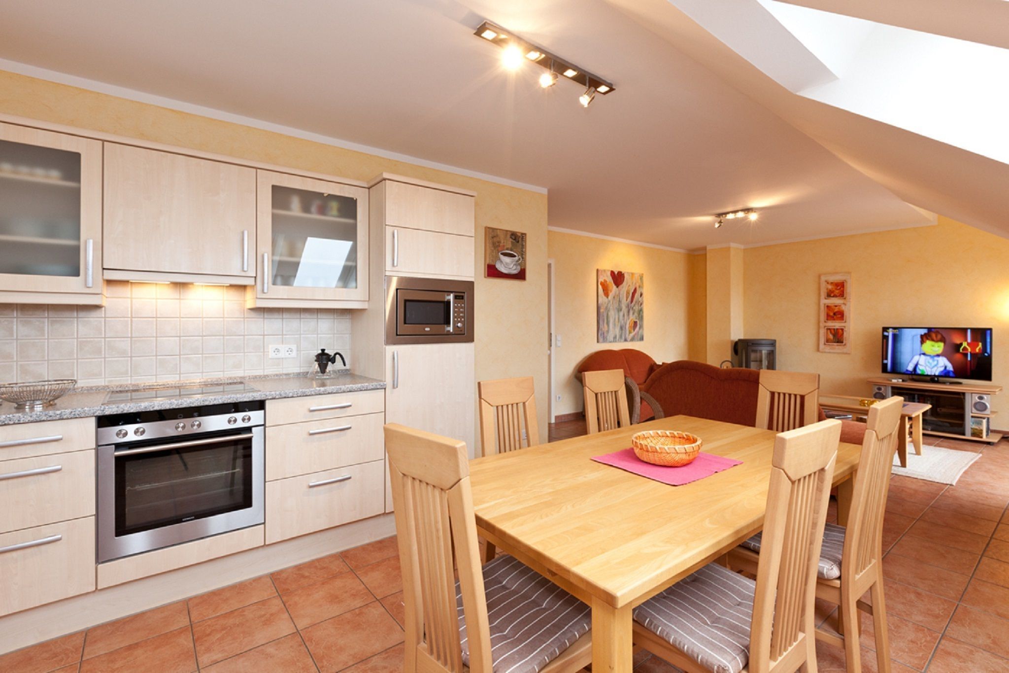 Réfrigérateur, four à micro-ondes, un four, lave-vaisselle