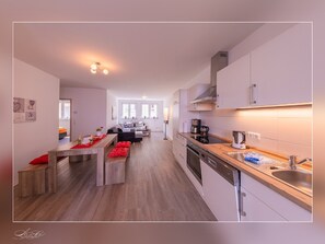 Kühlschrank, Ofen, Geschirrspüler, Hochstuhl