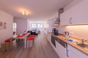 Kühlschrank, Ofen, Geschirrspüler, Hochstuhl