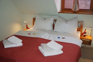 2 bedrooms, desk, WiFi