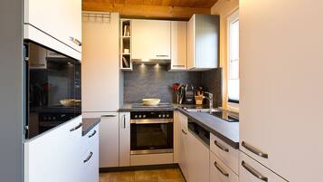 Kühlschrank, Mikrowelle, Ofen, Geschirrspüler