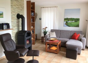 Una televisión, una chimenea