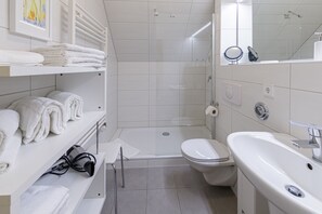 Shower, hair dryer, towels - Hafenmeisterei 8, Deutschland (Waren (Müritz))