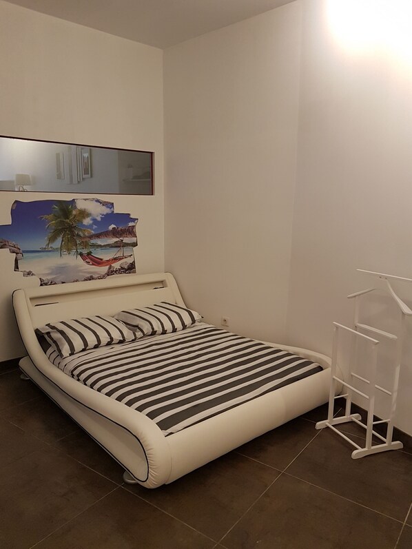 1 soverom, strykejern/-brett og sengetøy