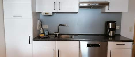 Réfrigérateur, micro-ondes, four, lave-vaisselle