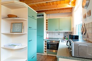 Kühlschrank, Mikrowelle, Ofen, Geschirrspüler
