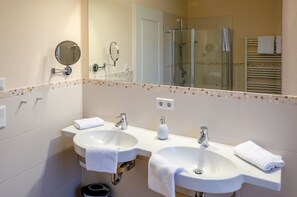 Chuveiro, toalhas de banho