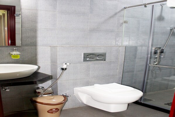 Un bagno con lavandino, WC e doccia.