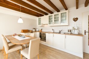Kühlschrank, Geschirrspüler, Hochstuhl