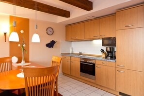 Kühlschrank, Mikrowelle, Ofen, Geschirrspüler