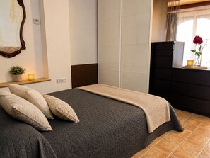 2 bedrooms, iron/ironing board, free WiFi, bed sheets