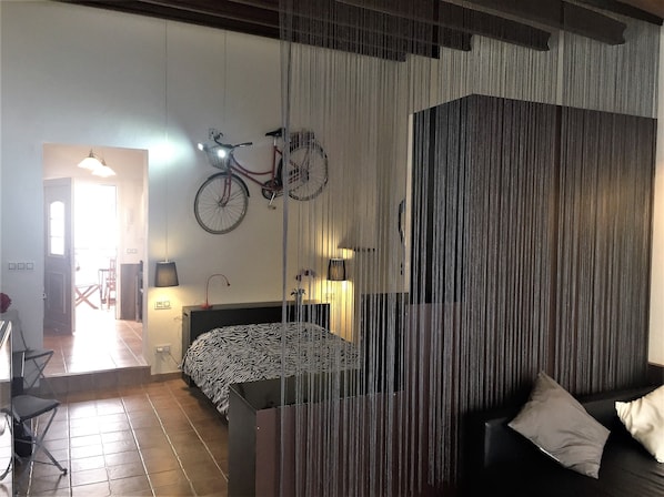 1 slaapkamer, een strijkplank/strijkijzer, gratis wifi, beddengoed