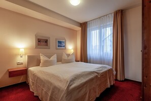 2 bedrooms, desk, WiFi, bed sheets