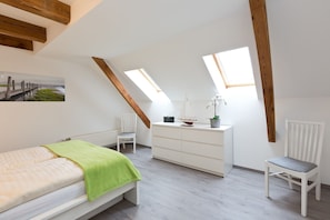1 Schlafzimmer, Schreibtisch, Reisekinderbett, WLAN