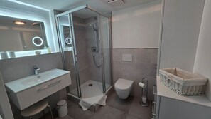 Shower, hair dryer, towels - Kietzspeicher App. 08 (Waren (Müritz))