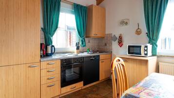 Kühlschrank, Mikrowelle, Ofen, Geschirrspüler