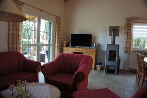 TV, fireplace - Ferienhaus Jabel 29, Deutschland (Jabel)