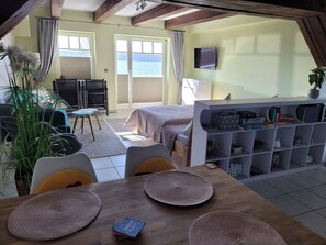 1 bedroom, bed sheets