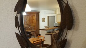 A mirror with a leaf design on a textured wall. - Peace and quiet on a private island in a bucolic setting. (Barro)