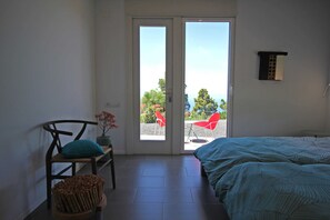 1 habitación, caja de seguridad en la habitación y escritorio 