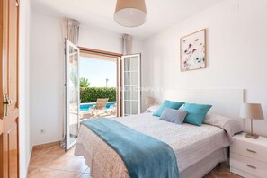 4 chambres, fer et planche à repasser, lit de bébé portatif