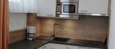 KĂŒhlschrank, Mikrowelle, GeschirrspĂŒler