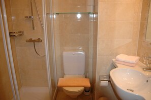 Regadera, secadora de cabello, toallas, papel de baño 