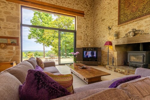Secure private heated pool, games room, view. Walk to historic town, restaurants