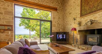 Secure private heated pool, games room, view. Walk to historic town, restaurants