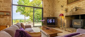 Secure private heated pool, games room, view. Walk to historic town, restaurants