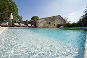 Outdoor pool, a heated pool - Secure private heated pool, games room, view. Walk to historic town, restaurants (Monsegur)