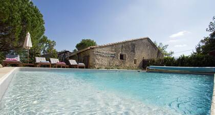 Secure private heated pool, games room, view. Walk to historic town, restaurants