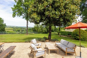 Terrace/patio - Secure private heated pool, games room, view. Walk to historic town, restaurants (Monsegur)