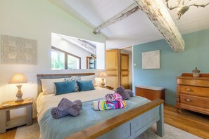 7 bedrooms, desk, iron/ironing board, travel cot - Secure private heated pool, games room, view. Walk to historic town, restaurants (Monsegur)