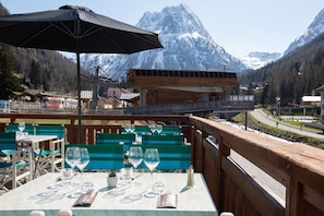 Outdoor dining - Apartment in France near Ski Slopes (Vallorcine)