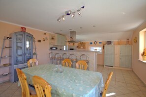 Unclassified image, 2 of 14, button