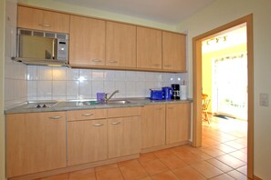 Kjøleskap og mikrobølgeovn