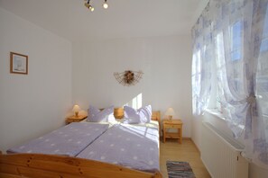 3 bedrooms, travel crib, WiFi, bed sheets