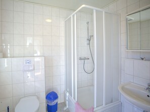 Een douche, handdoeken