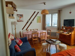 TV, DVD player, books, stereo